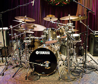 https://www.lookedtwo.com/wp-content/uploads/2020/06/330px-Dave_Weckls_drum_kit_@Jazz_Alley_8th_Dec._2007.jpg